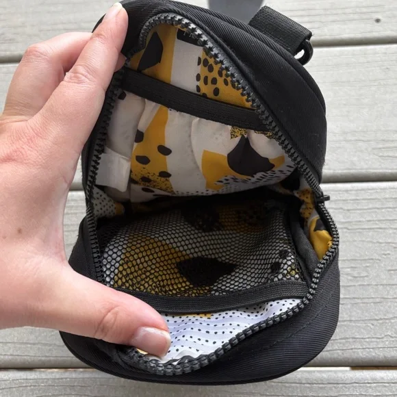 Thread Wallets Crossbody Shoulder Bag - Black - Picture 3 of 3